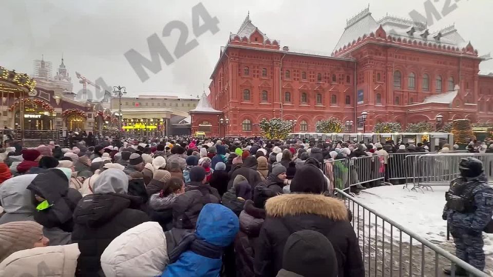 В центре Москвы всё стабильно: так сегодня выглядит очередь на Красную площади