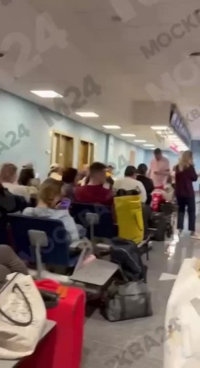 Пассажиры рейса Дубай — Москва, подавшего сигнал бедствия, сейчас находятся в аэропорту