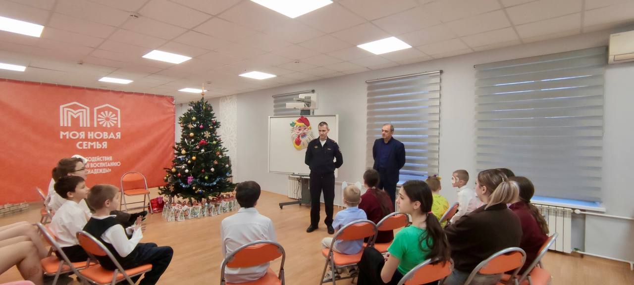 Полицейский Дед Мороз» навестил воспитанников центра «Берег надежды» Полицейский Дед Мороз» навестил воспитанников центра «Берег надежды»