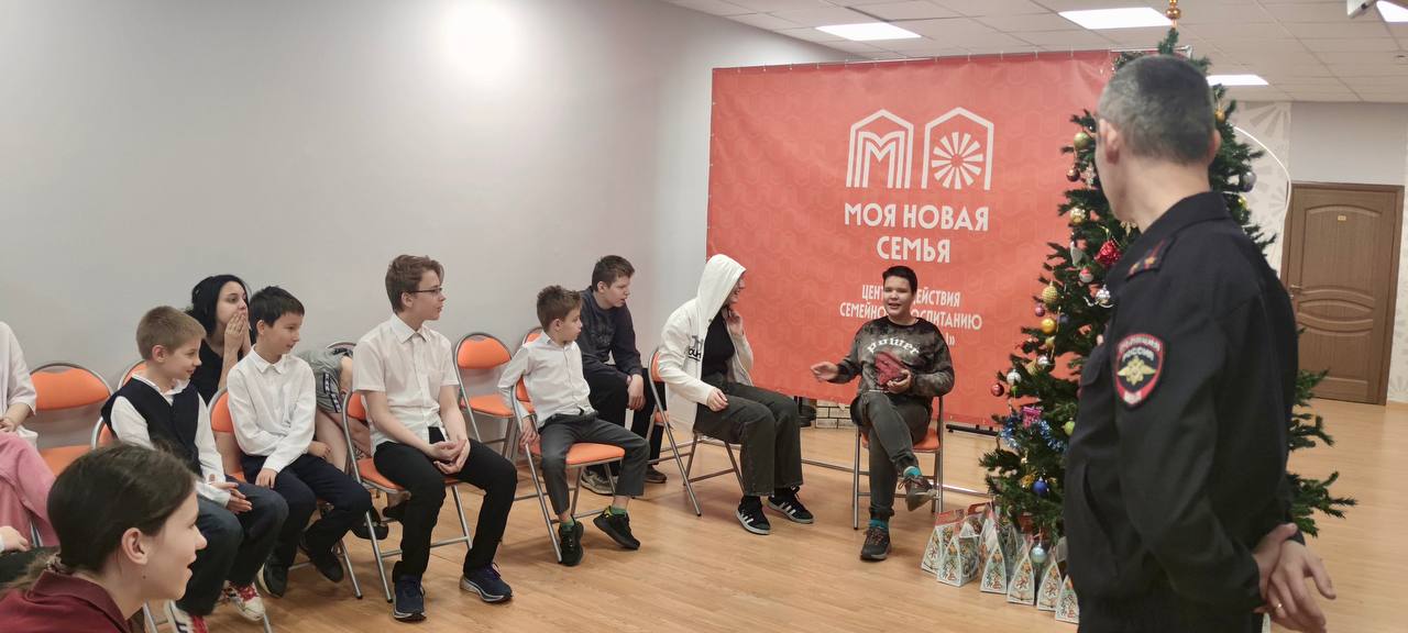 Полицейский Дед Мороз» навестил воспитанников центра «Берег надежды» Полицейский Дед Мороз» навестил воспитанников центра «Берег надежды»