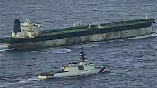 Так американский катер USCGC Munro сопровождал танкер "Маринера" после захвата судна