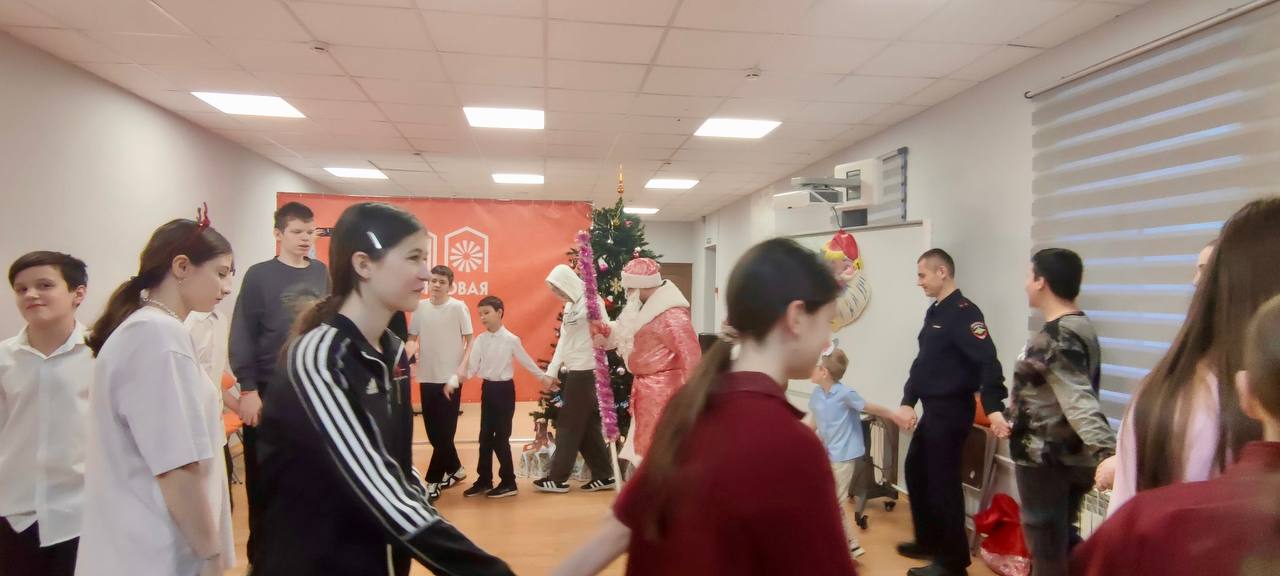 Полицейский Дед Мороз» навестил воспитанников центра «Берег надежды» Полицейский Дед Мороз» навестил воспитанников центра «Берег надежды»