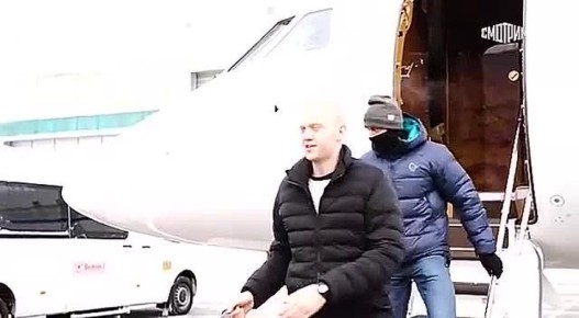 ФСБ показала кадры возвращения российского баскетболиста Даниила Касаткина из Франции, а также освобождение и обмен француза Лорана Винатье*, помилованного президентом