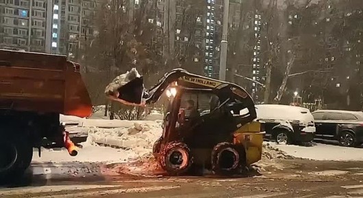 Пока москвичи спят, а туристы заводят будильник, чтобы попасть на мандариновые весы, городские службы непрерывно заботятся о чистоте и комфорте столицы