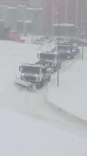 В Москве и области в снегу утопает техника, в том числе та, которая должна его убирать
