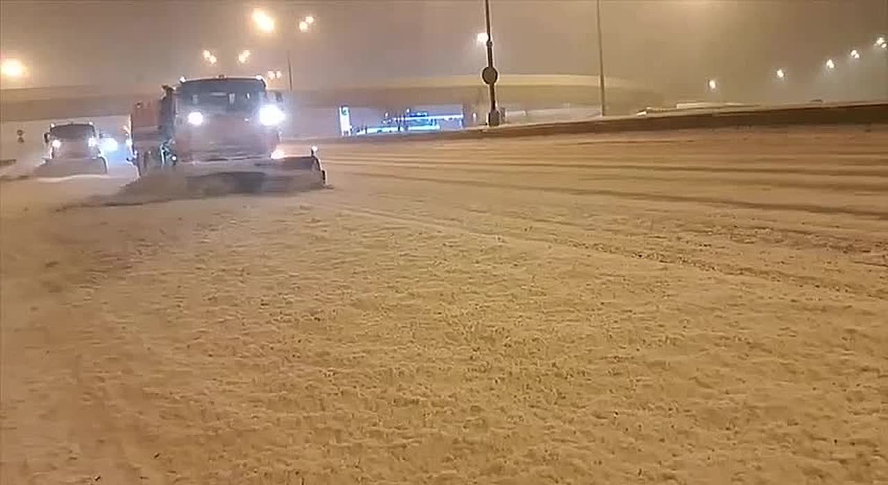 Ночью и рано утром московские коммунальщики ликвидировали последствия снегопада
