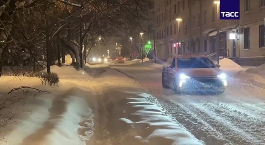 В Москве продолжается сильный снегопад