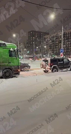 Богатырь! Внедорожник вытащил фуру из снежного заноса, несмотря на разницу в размерах.