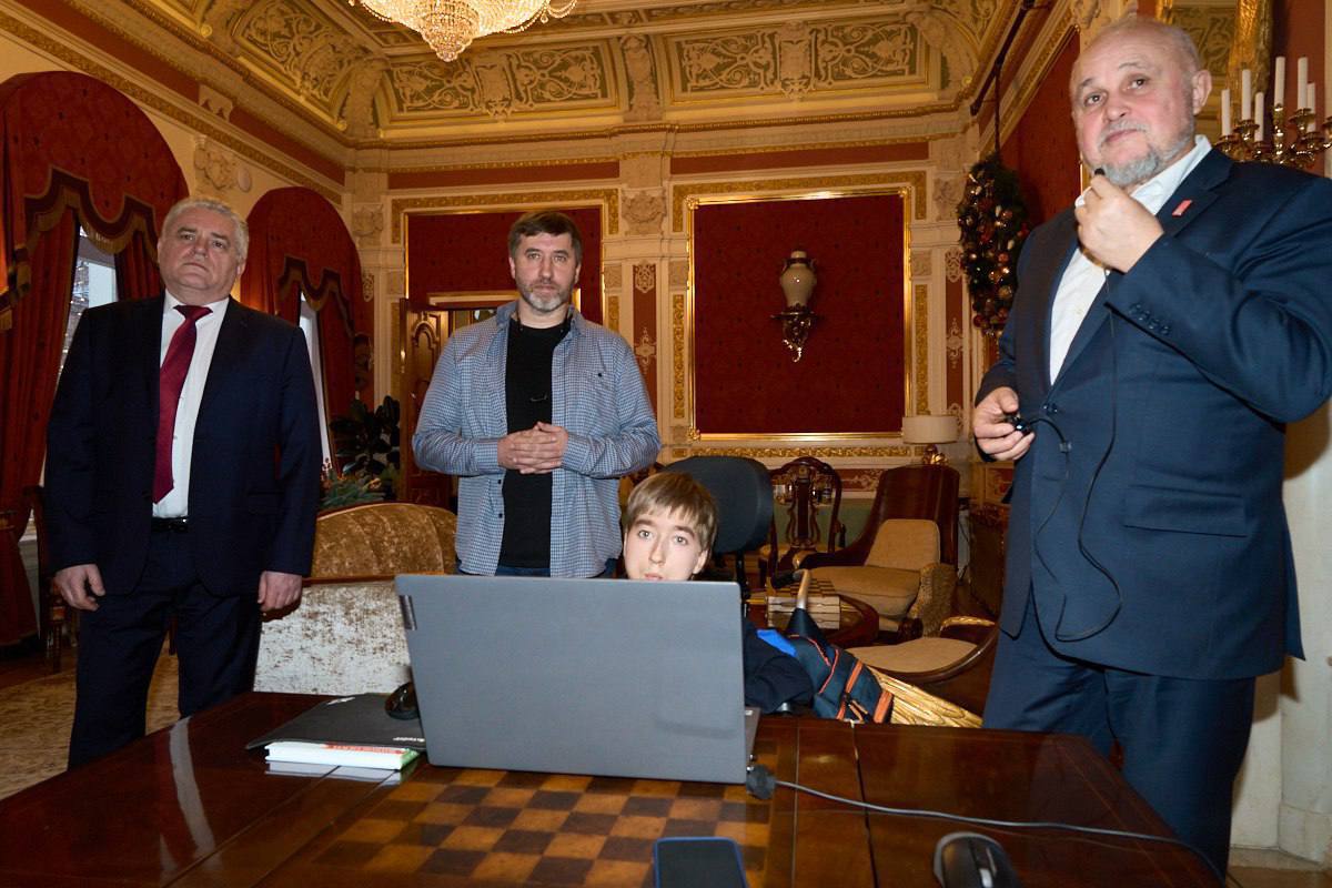 Сергей Цивилев подарил шахматы мальчику из подмосковного Домодедова Сергей Цивилев подарил шахматы мальчику из подмосковного Домодедова