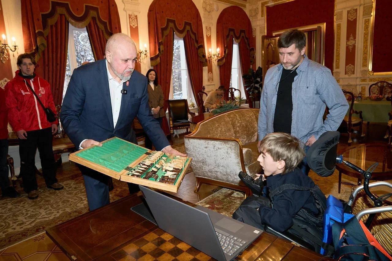 Сергей Цивилев подарил шахматы мальчику из подмосковного Домодедова Сергей Цивилев подарил шахматы мальчику из подмосковного Домодедова