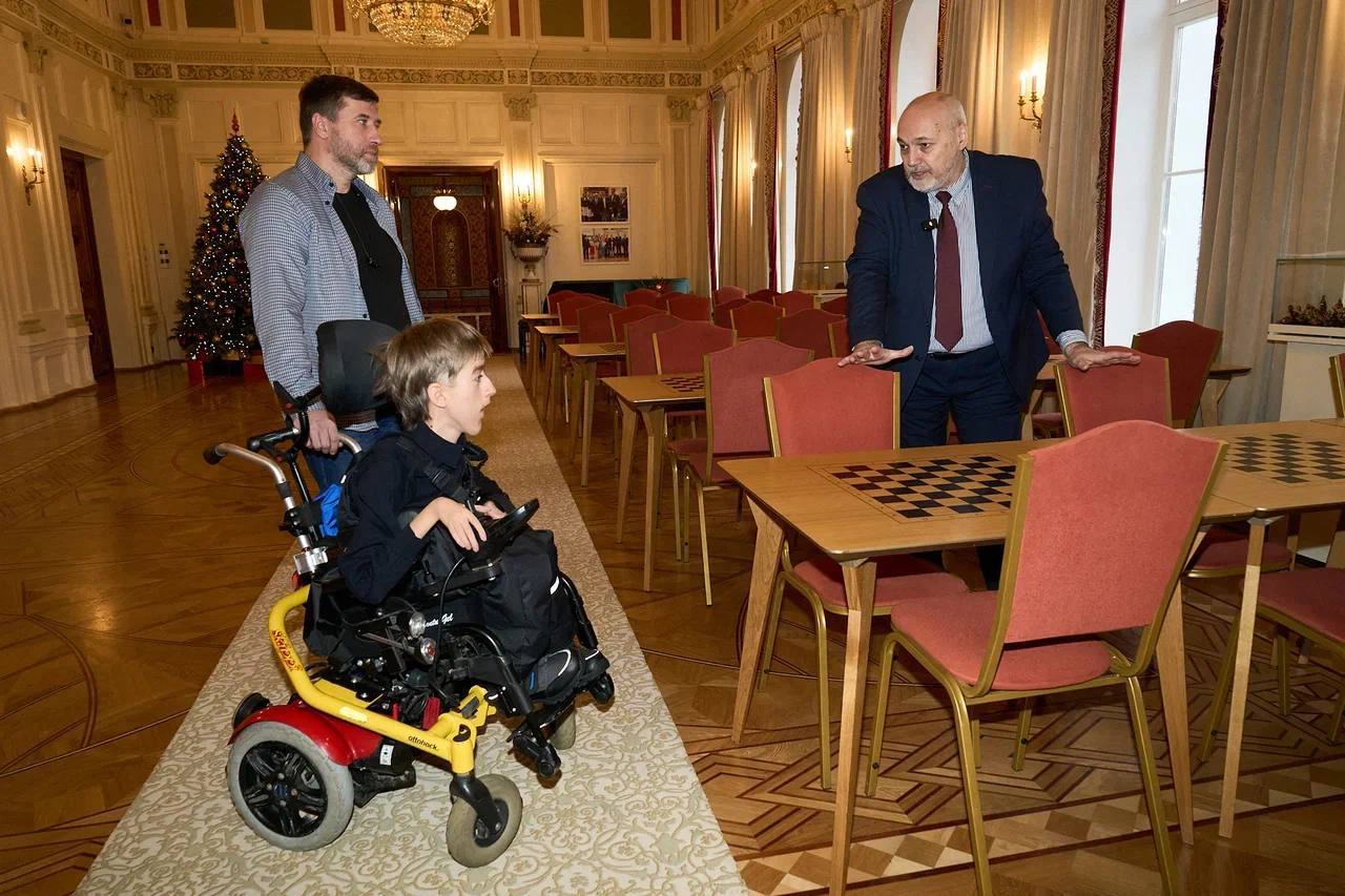 Сергей Цивилев подарил шахматы мальчику из подмосковного Домодедова Сергей Цивилев подарил шахматы мальчику из подмосковного Домодедова