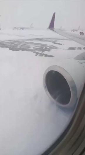 Самолёт не смог взлететь в Домодедово потому что застрял в сугробе