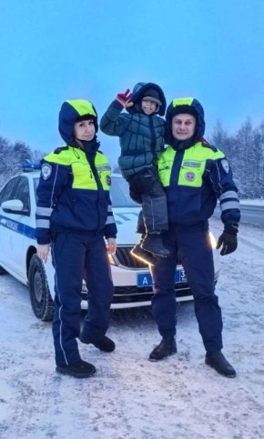 В Вологодской области сотрудники Госавтоинспекции помогли многодетной семье, попавшей в сложную дорожную ситуацию