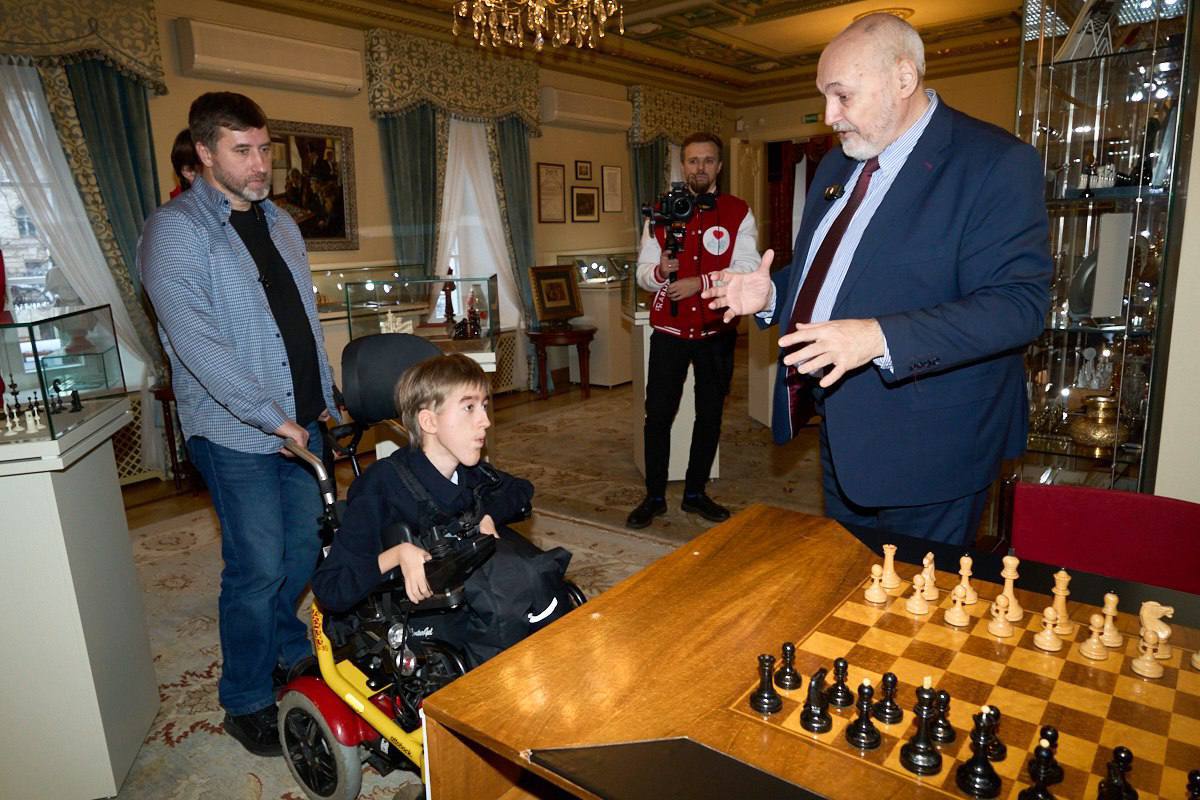Сергей Цивилев подарил шахматы мальчику из подмосковного Домодедова Сергей Цивилев подарил шахматы мальчику из подмосковного Домодедова