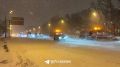 В Москве в круглосуточном режиме чистят дороги на фоне сильного снегопада, сообщили городские власти