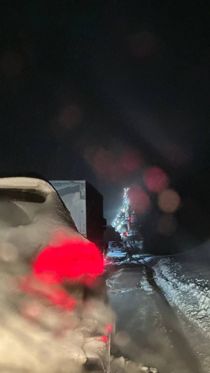 Автомобилистам, застрявшим в пробке на Ярославском шоссе, предложили жилье в гостинице