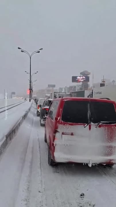 На МКАДе многокилометровая пробка от Строгино и до Химок — машины стоят без движения, пока трассу продолжает заметать снегом