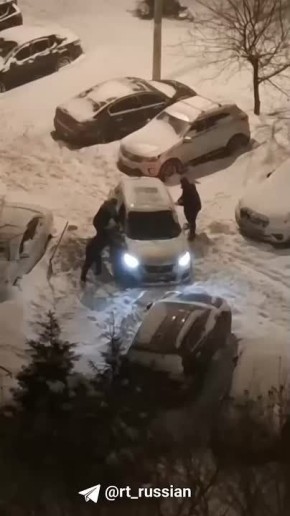 Из-за метели в Москве особенно сложная ситуация возникла на МКАД и эстакадах, где большегрузы не могут подняться в горку и буксуют