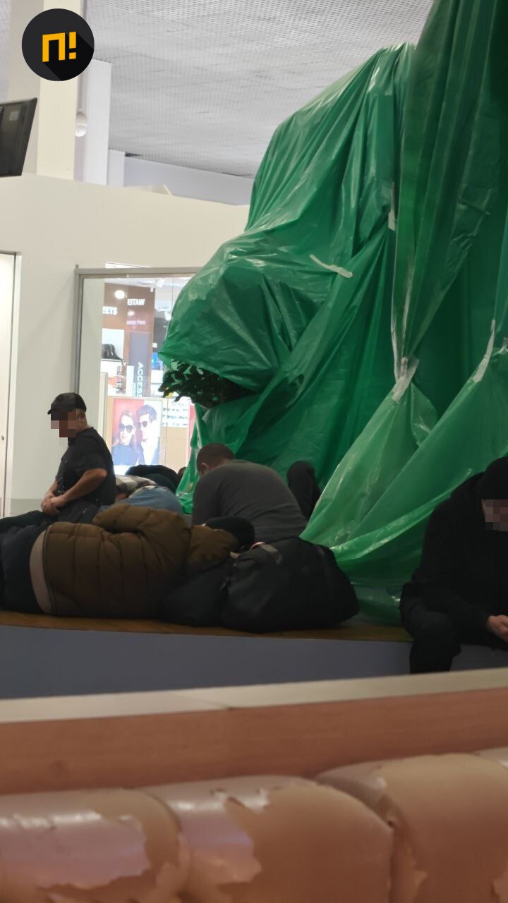 «Люди спят на полу, лаунджи полные, рестораны тоже» «Люди спят на полу, лаунджи полные, рестораны тоже»