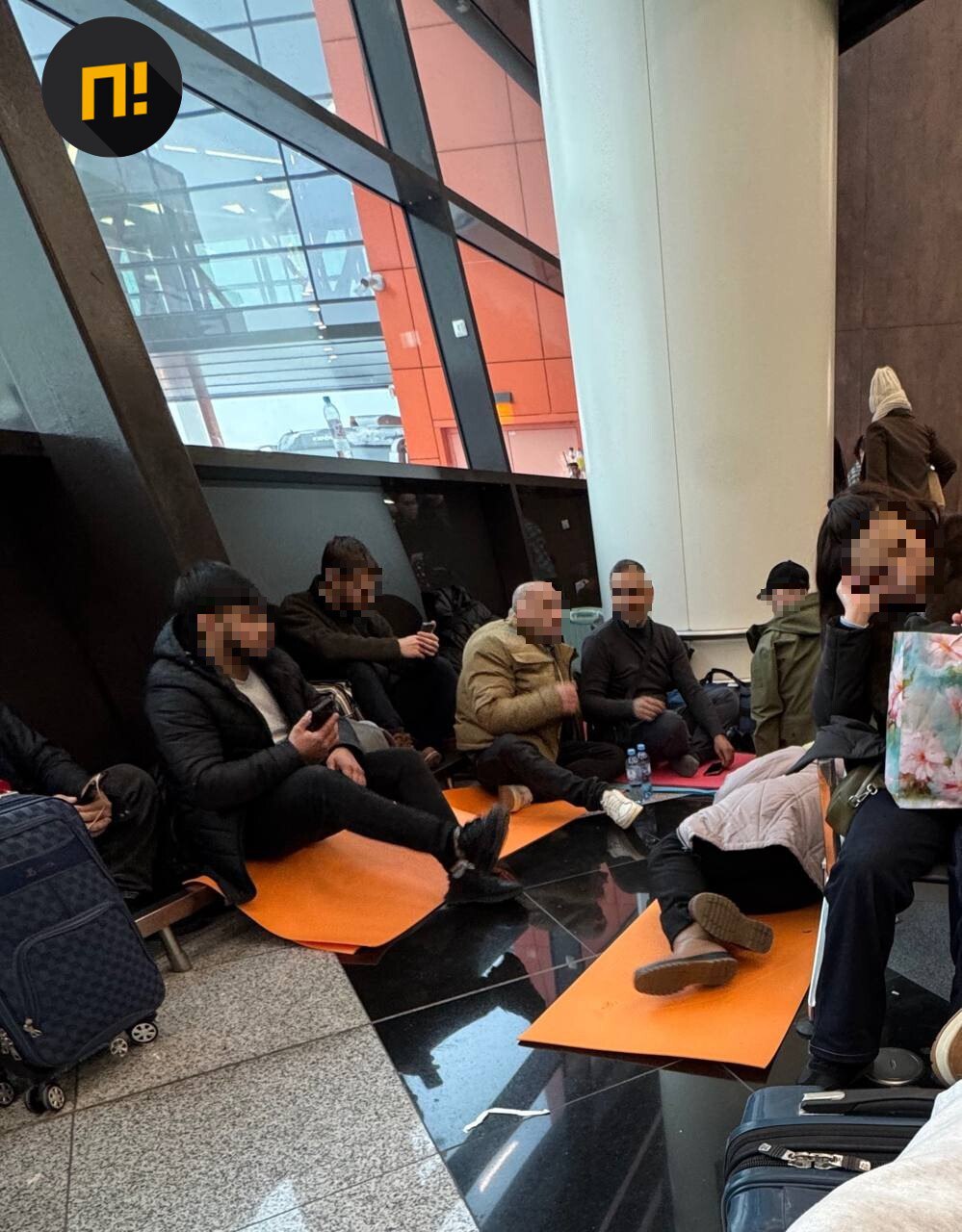 «Люди спят на полу, лаунджи полные, рестораны тоже» «Люди спят на полу, лаунджи полные, рестораны тоже»