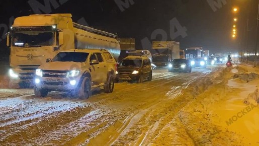 Местные жители пришли на помощь водителям и пассажирам, застрявшим на Ярославском шоссе из-за непогоды, рассказала наш корреспондент Полина Гура