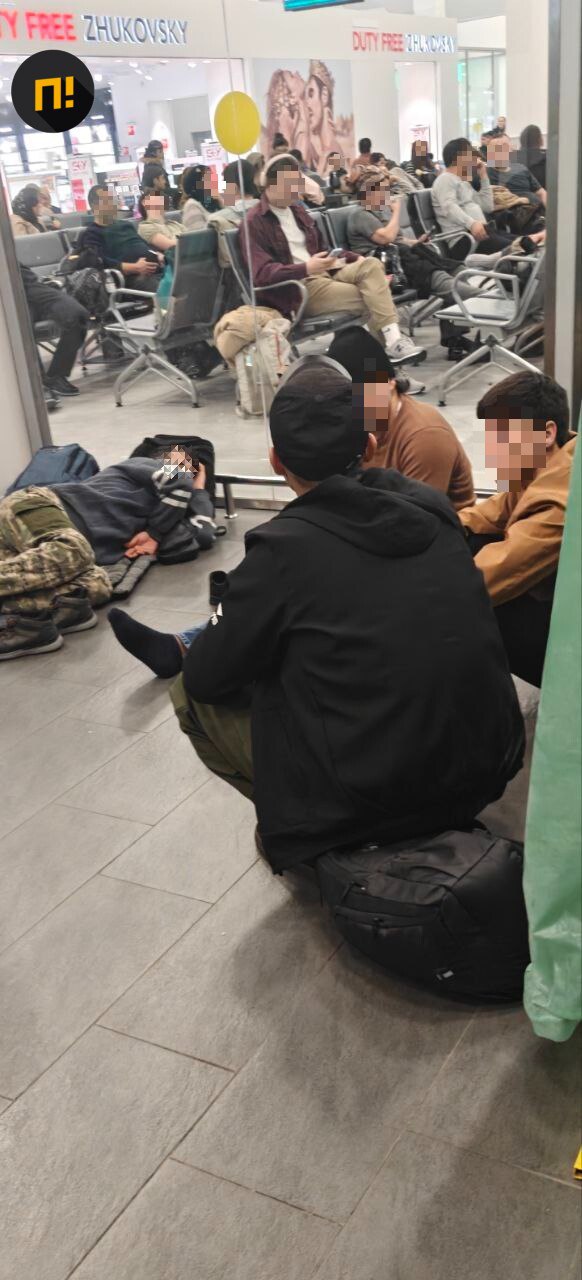 «Люди спят на полу, лаунджи полные, рестораны тоже» «Люди спят на полу, лаунджи полные, рестораны тоже»