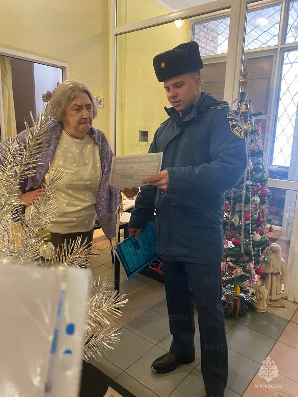 Сотрудники МЧС России продолжают проводить комплексную работу по обеспечению пожарной безопасности в жилом секторе Сотрудники МЧС России продолжают проводить комплексную работу по обеспечению пожарной безопасности в жилом секторе