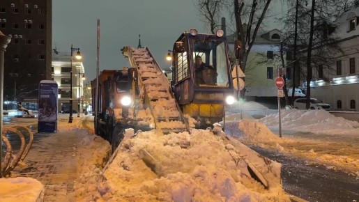 В Москве круглосуточно убирают снег