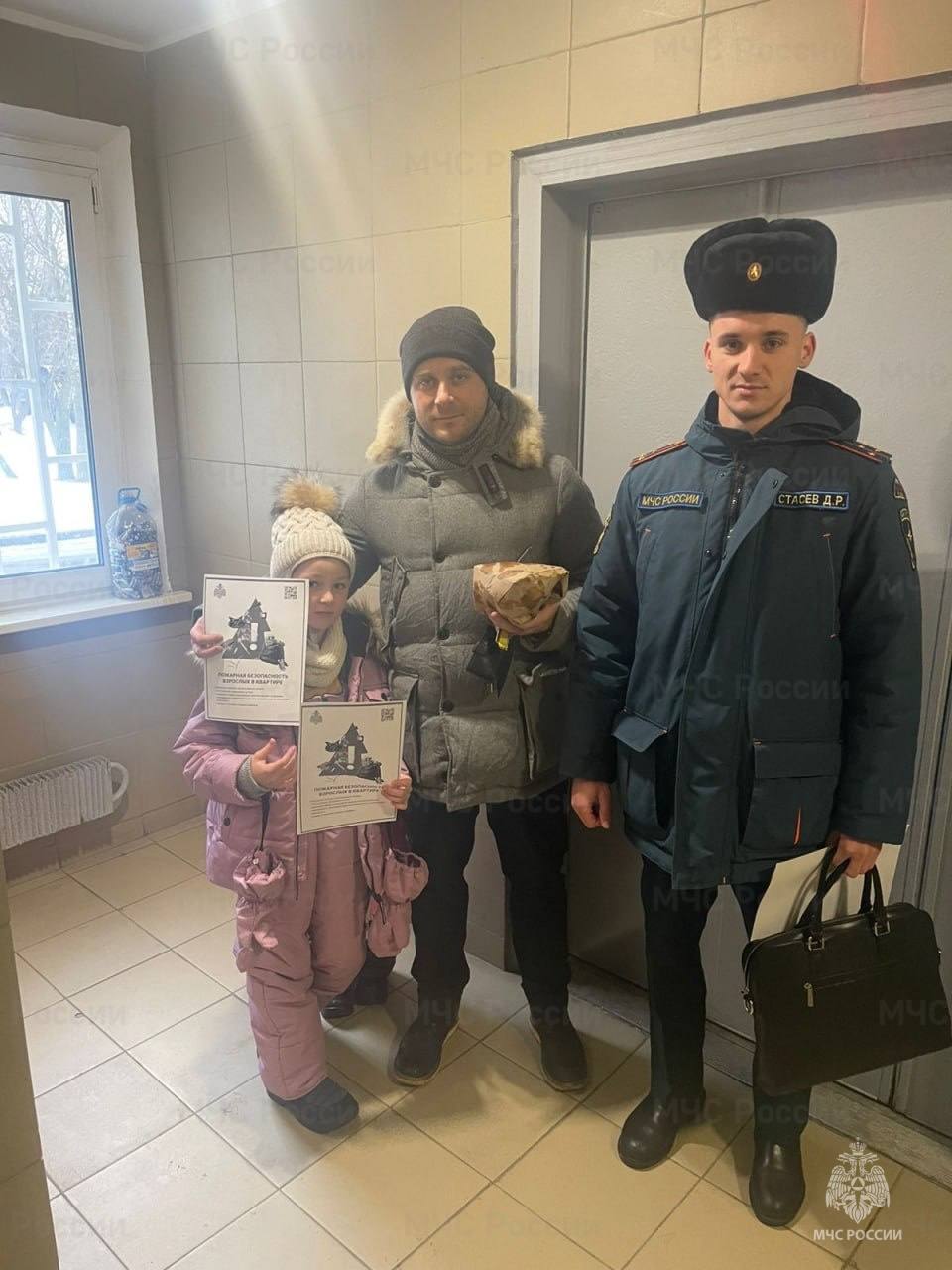 Сотрудники МЧС России продолжают проводить комплексную работу по обеспечению пожарной безопасности в жилом секторе Сотрудники МЧС России продолжают проводить комплексную работу по обеспечению пожарной безопасности в жилом секторе