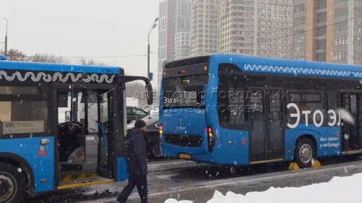 Автобус и электробус столкнулись на Дмитровском шоссе в Москве, у метро "Верхние Лихоборы"