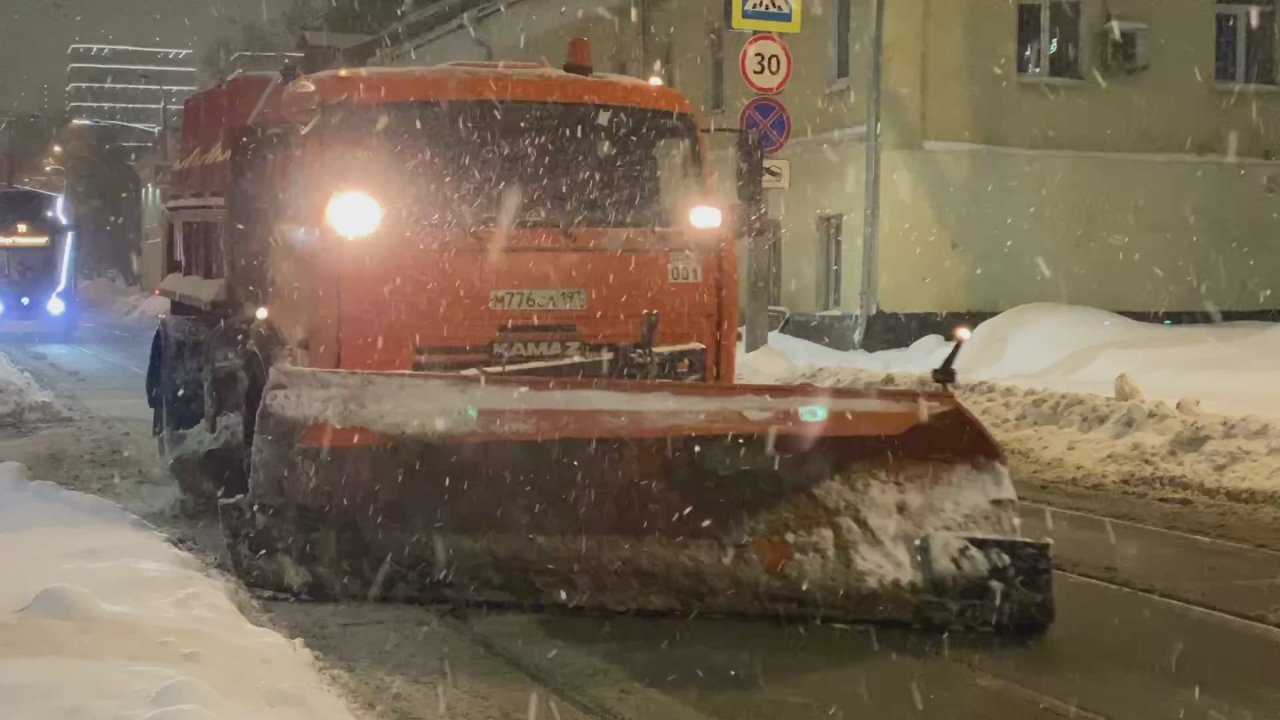 В городе продолжают убирать последствия сильного снегопада