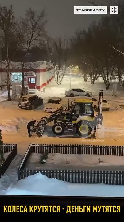 Москвичи всё чаще задаются вопросом: почему город утопает в снегу, а уборочной техники как не было, так и нет?