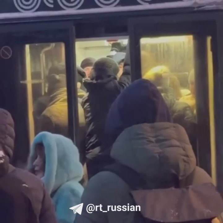 Длинные очереди на автобусных остановках в Москве