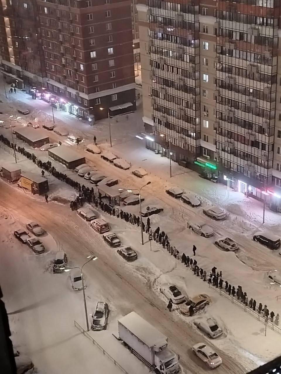 Длинные очереди на автобусных остановках в Москве Длинные очереди на автобусных остановках в Москве