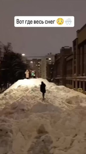 Ещё кадры снежной Москвы: в районе Белорусской жители обнаружили, что снег с одних улиц просто перекочевал на другие — коммунальщики сложили сугробы в человеческий рост, вывозить ничего не стали