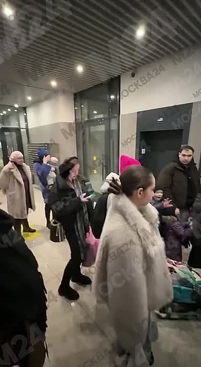 Давка в лифтах и обледенелый фасад в ЖК «Матвеевский парк», жалуются жители