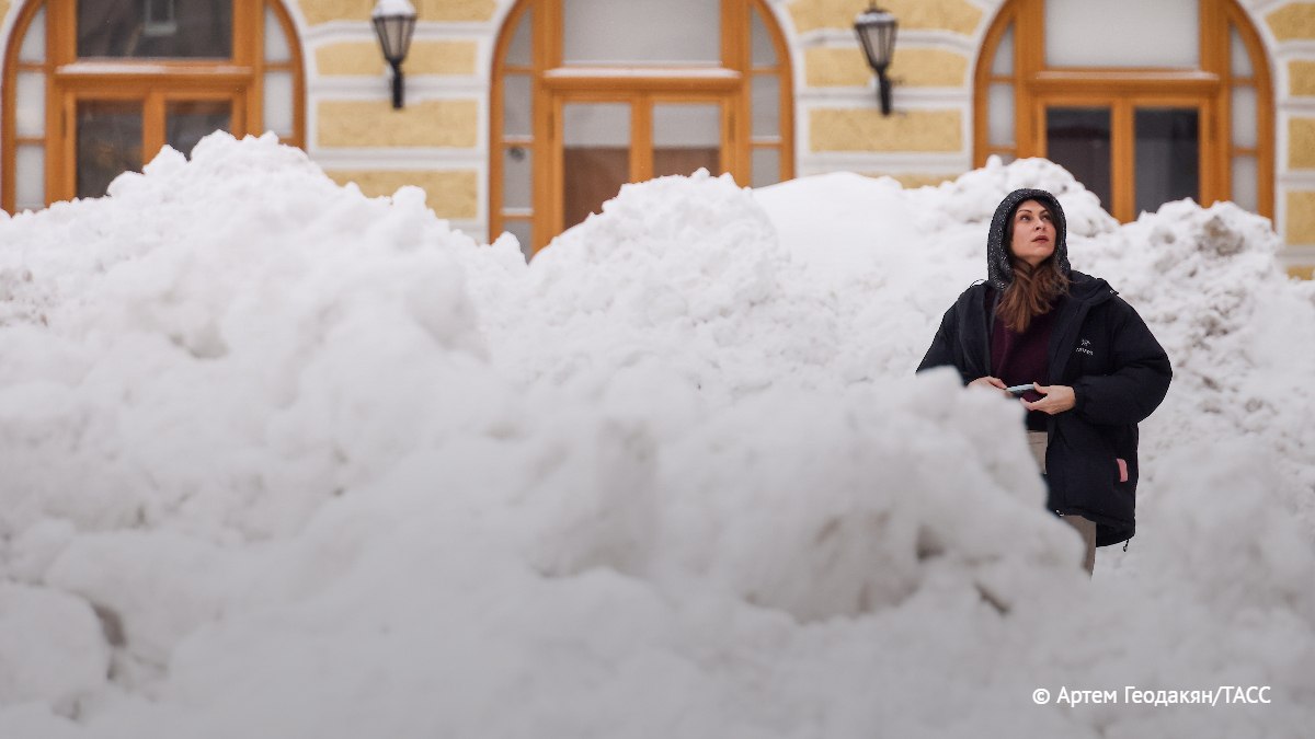 Высота снега в Москве во вторник близка к рекорду 1942 года, когда она составляла 49 см. Сегодня высота снежного покрова достигла 43 см, сообщил ТАСС научный руководитель Гидрометцентра России Вильфанд