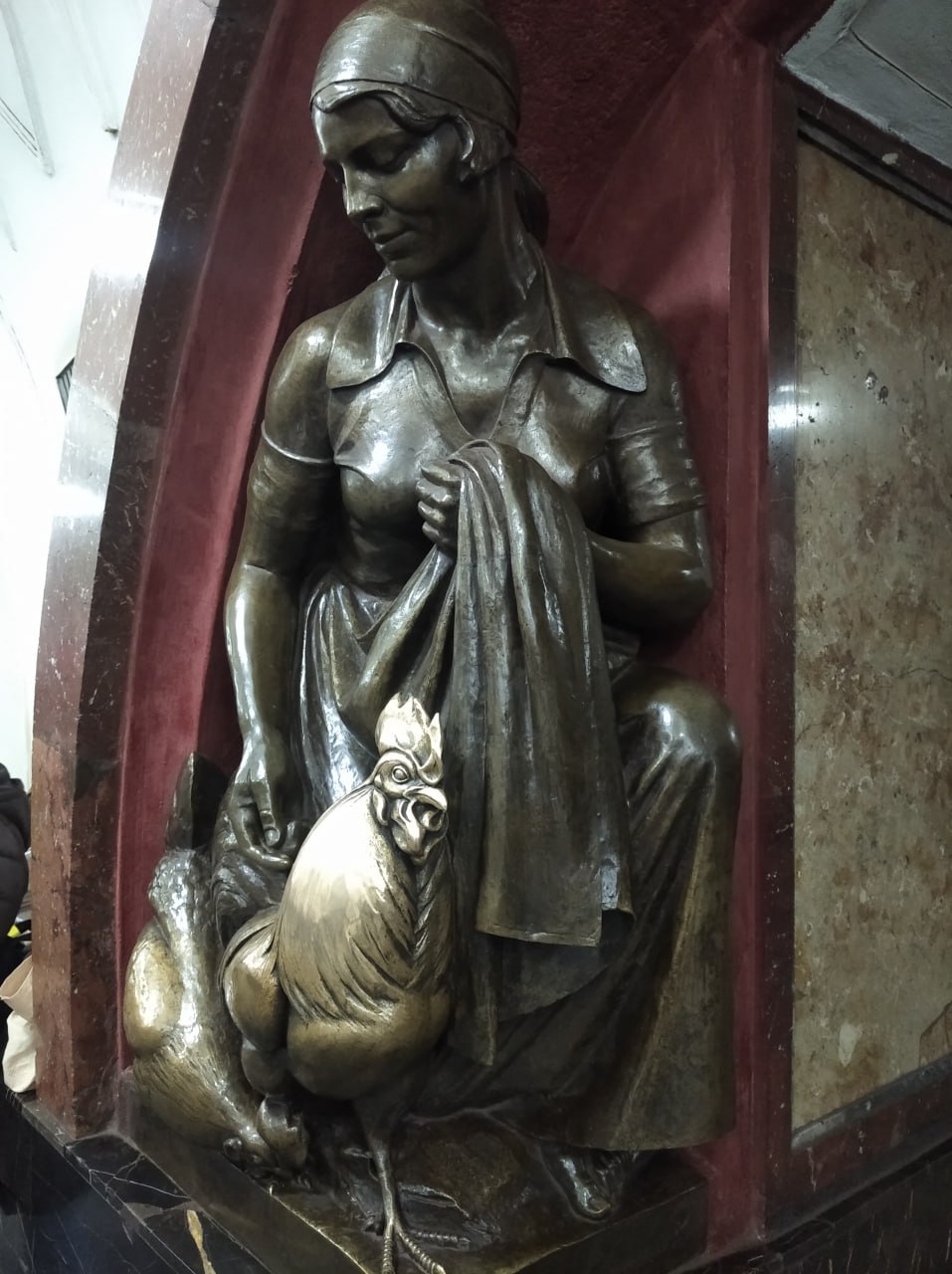 Под землей, где эхом отдается грохот поездов и торопливые шаги сливаются в единый поток, стоит особенный мир Под землей, где эхом отдается грохот поездов и торопливые шаги сливаются в единый поток, стоит особенный мир