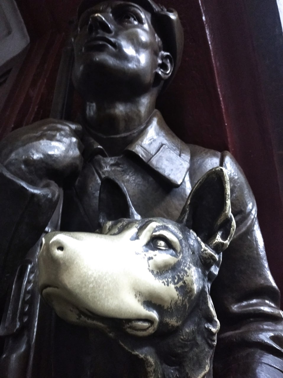 Под землей, где эхом отдается грохот поездов и торопливые шаги сливаются в единый поток, стоит особенный мир Под землей, где эхом отдается грохот поездов и торопливые шаги сливаются в единый поток, стоит особенный мир