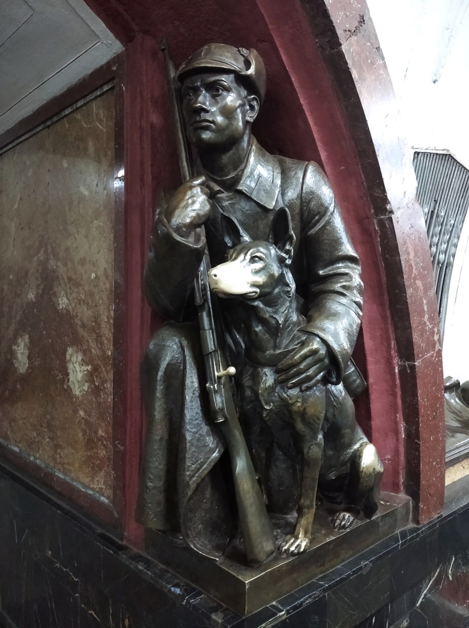 Под землей, где эхом отдается грохот поездов и торопливые шаги сливаются в единый поток, стоит особенный мир Под землей, где эхом отдается грохот поездов и торопливые шаги сливаются в единый поток, стоит особенный мир