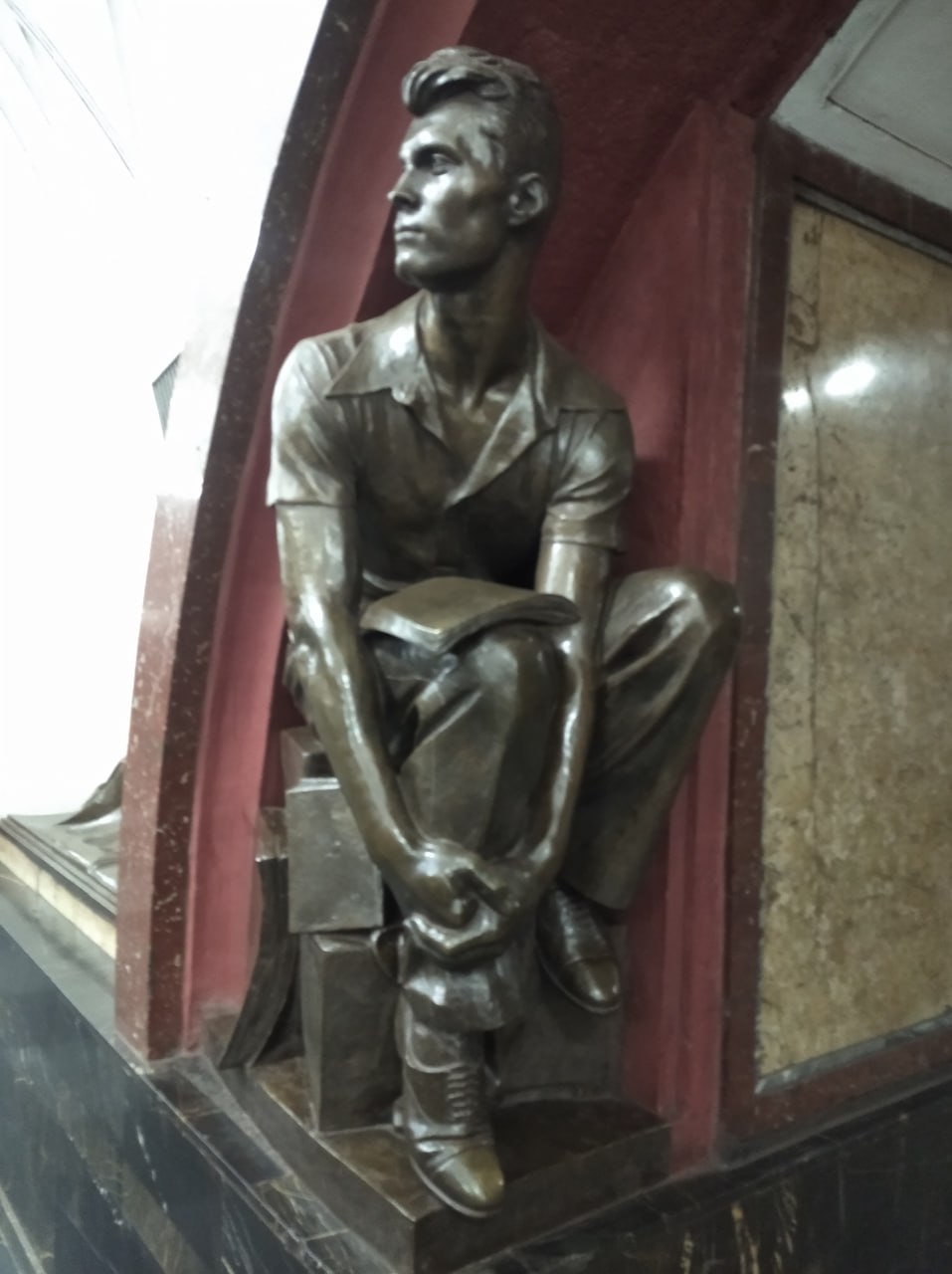 Под землей, где эхом отдается грохот поездов и торопливые шаги сливаются в единый поток, стоит особенный мир Под землей, где эхом отдается грохот поездов и торопливые шаги сливаются в единый поток, стоит особенный мир