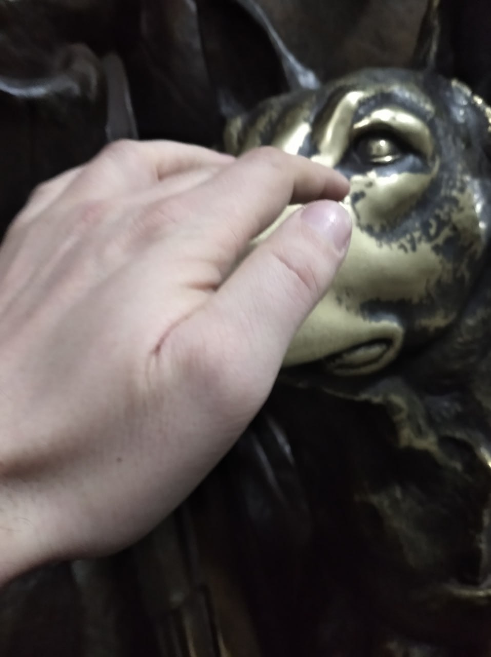 Под землей, где эхом отдается грохот поездов и торопливые шаги сливаются в единый поток, стоит особенный мир Под землей, где эхом отдается грохот поездов и торопливые шаги сливаются в единый поток, стоит особенный мир