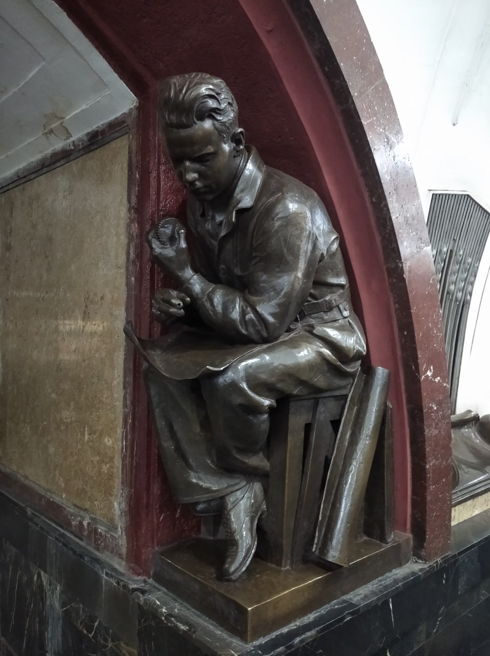 Под землей, где эхом отдается грохот поездов и торопливые шаги сливаются в единый поток, стоит особенный мир Под землей, где эхом отдается грохот поездов и торопливые шаги сливаются в единый поток, стоит особенный мир