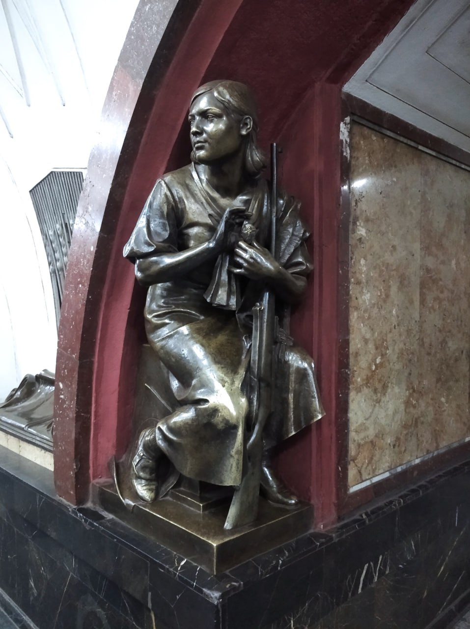 Под землей, где эхом отдается грохот поездов и торопливые шаги сливаются в единый поток, стоит особенный мир Под землей, где эхом отдается грохот поездов и торопливые шаги сливаются в единый поток, стоит особенный мир