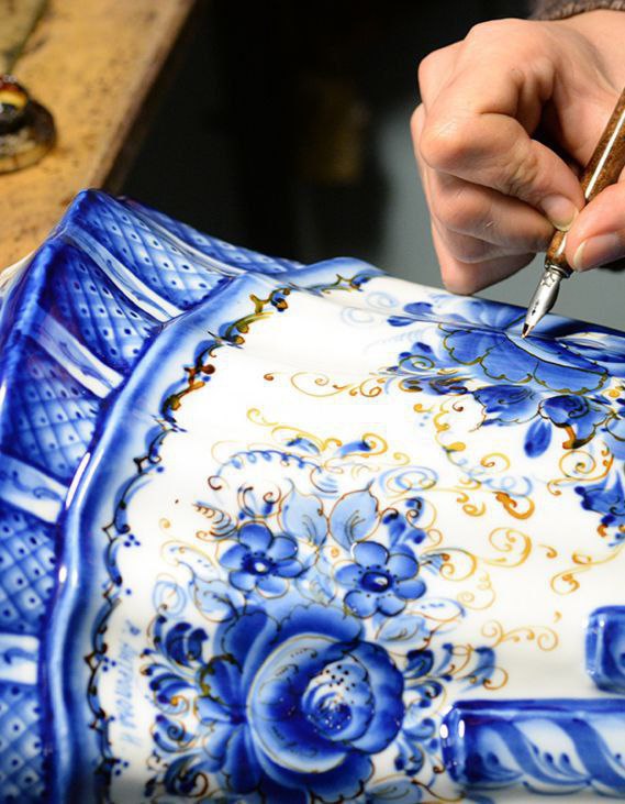 Гжель: синий рассказ на белом фоне Гжель: синий рассказ на белом фоне