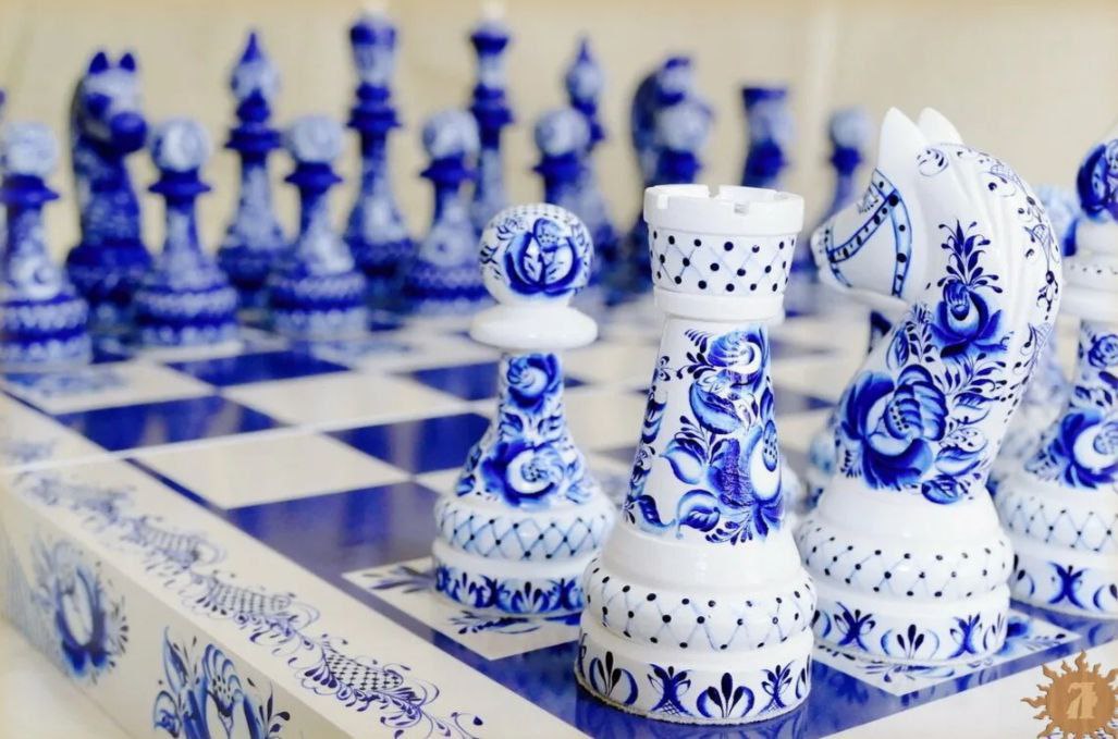 Гжель: синий рассказ на белом фоне Гжель: синий рассказ на белом фоне