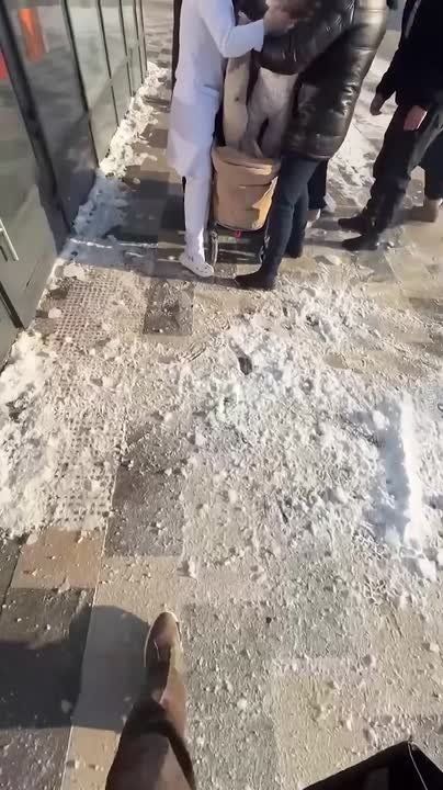 Глыба льда упала с 20-го этажа на коляску с ребенком в одном из ЖК на юго-востоке Москвы