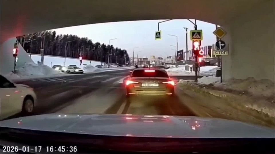 В Москве у ТЦ «Саларис» на Киевском шоссе подростки развлекались, сбрасывая снежные глыбы на машины с моста