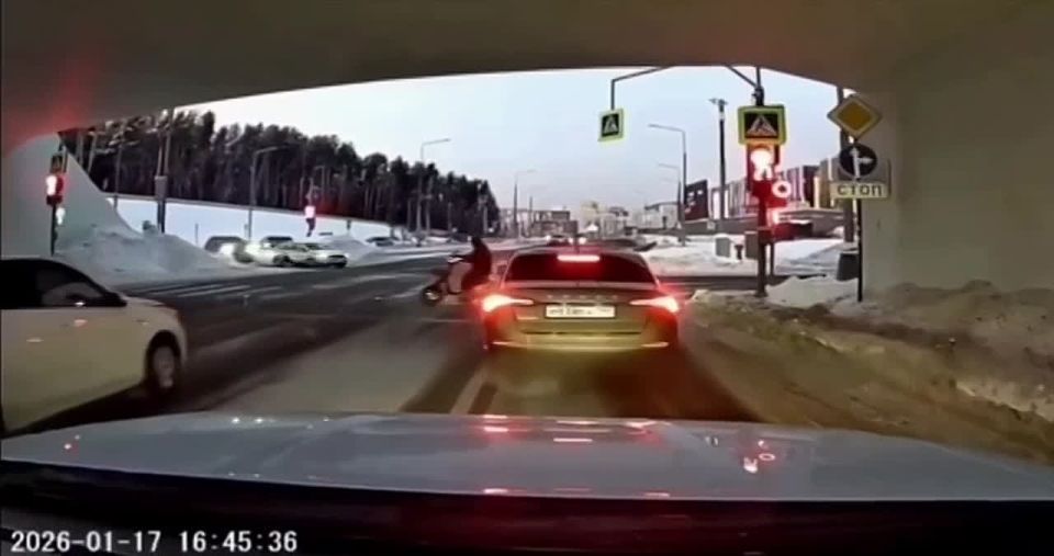 Осторожно, подростки!. Зимой в столице активизируются ребята, которые считают, что скидывать куски льда на машины — это весело