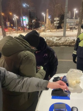 В Самаре полиция задержала участников акции в память об убитых в Москве Маркелове и Бабуровой